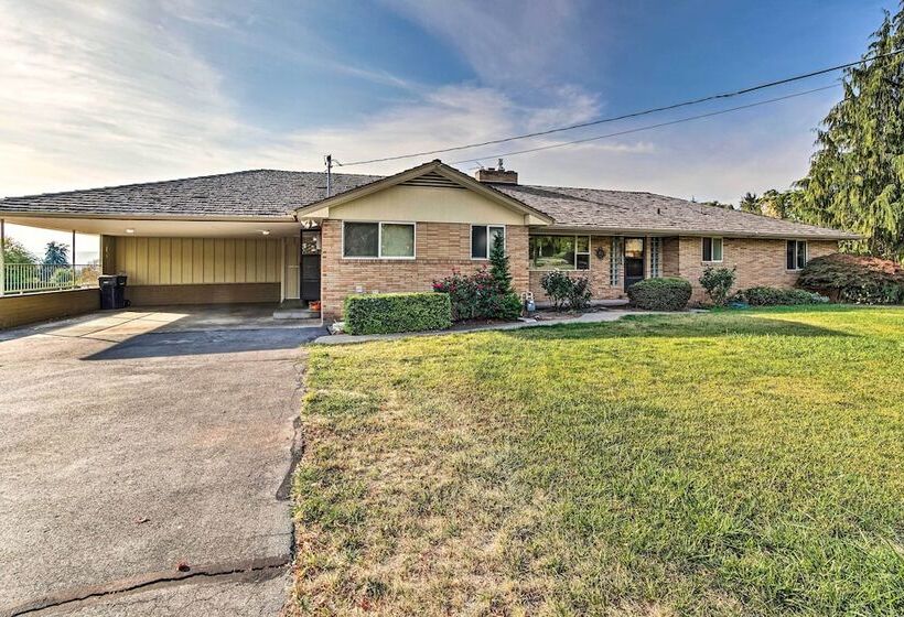 Family Friendly Yakima Escape W/ Yard & Pool!