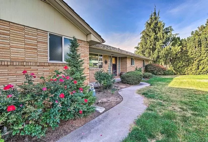 Family Friendly Yakima Escape W/ Yard & Pool!