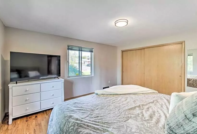 Family Friendly Yakima Escape W/ Yard & Pool!