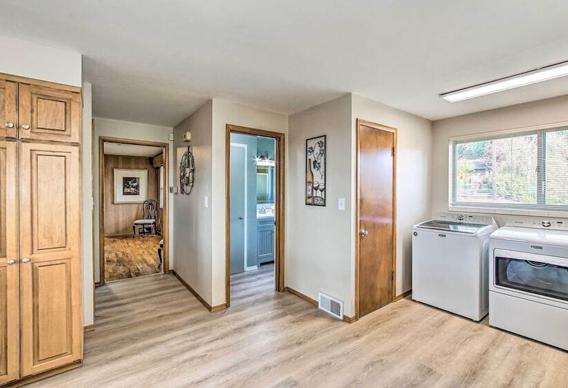 Family Friendly Yakima Escape W/ Yard & Pool!