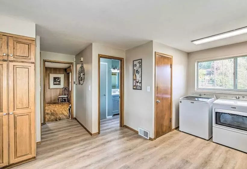 Family Friendly Yakima Escape W/ Yard & Pool!