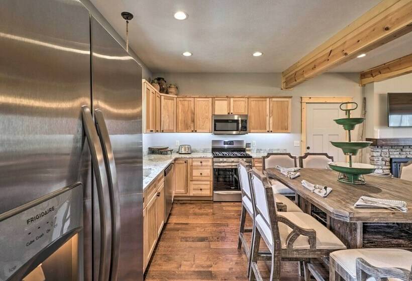 Flippin Home On White River W/ Fire Pit & Views!