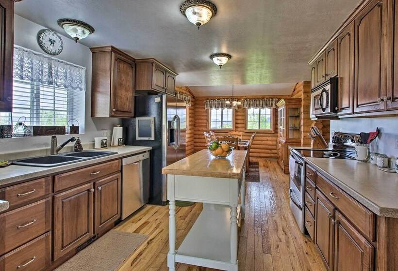 Scenic Views & Game Room: Garden City Retreat!