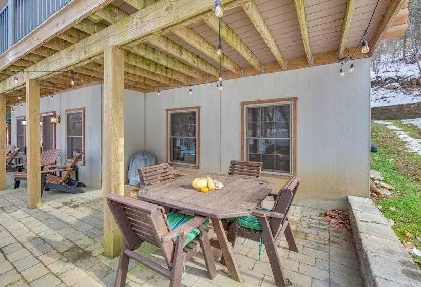 Grand 4,000 Sq Ft House   11 Miles To Lancaster!