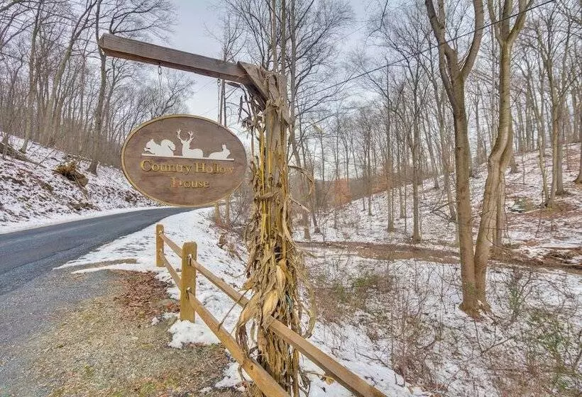 Grand 4,000 Sq Ft House   11 Miles To Lancaster!