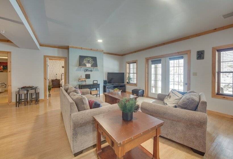 Grand 4,000 Sq Ft House   11 Miles To Lancaster!