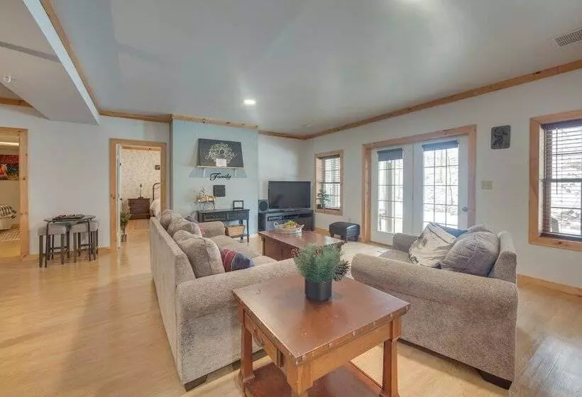 Grand 4,000 Sq Ft House   11 Miles To Lancaster!