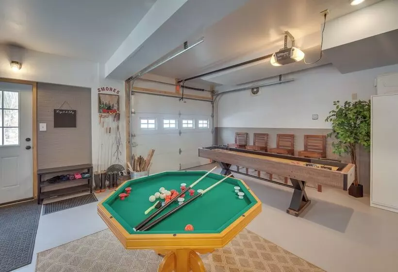 Grand 4,000 Sq Ft House   11 Miles To Lancaster!