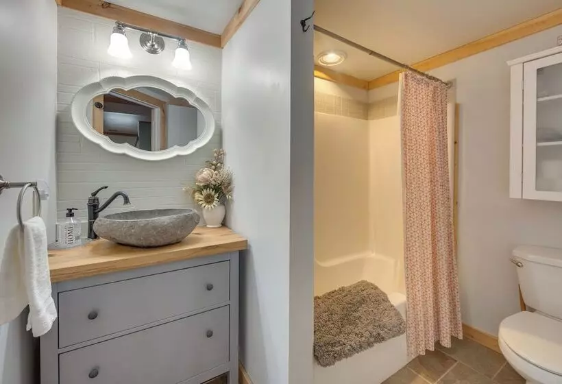 Grand 4,000 Sq Ft House   11 Miles To Lancaster!