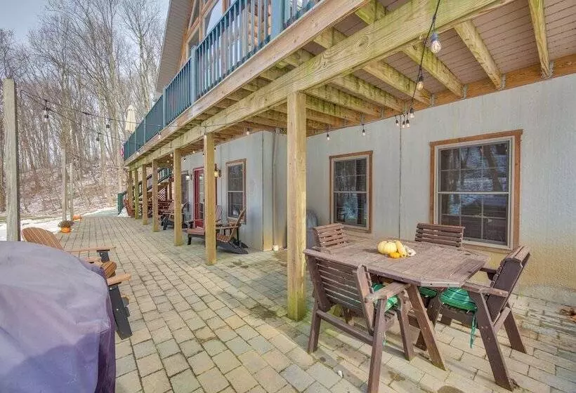 Grand 4,000 Sq Ft House   11 Miles To Lancaster!