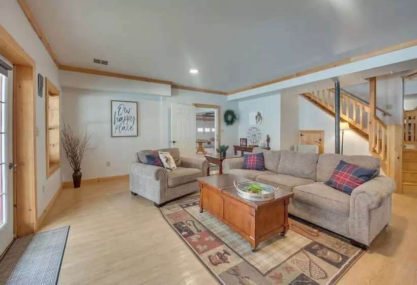 Grand 4,000 Sq Ft House   11 Miles To Lancaster!