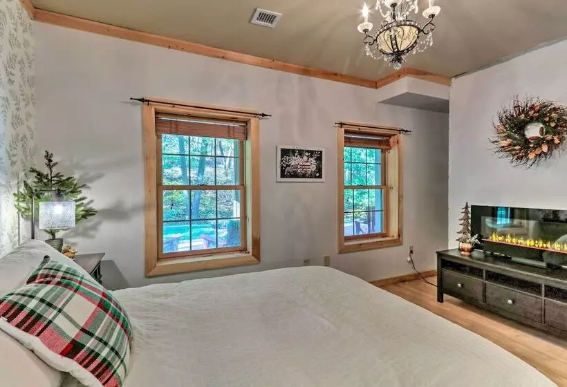 Grand 4,000 Sq Ft House   11 Miles To Lancaster!