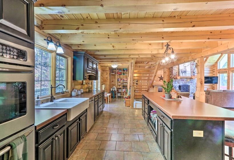 Grand 4,000 Sq Ft House   11 Miles To Lancaster!