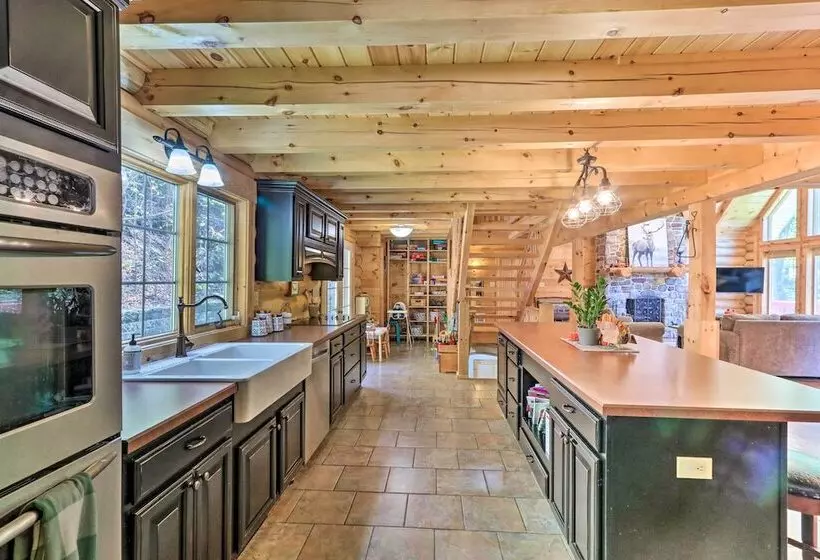 Grand 4,000 Sq Ft House   11 Miles To Lancaster!