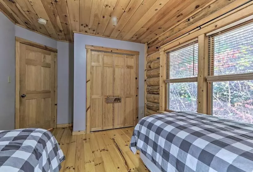 Grand 4,000 Sq Ft House   11 Miles To Lancaster!