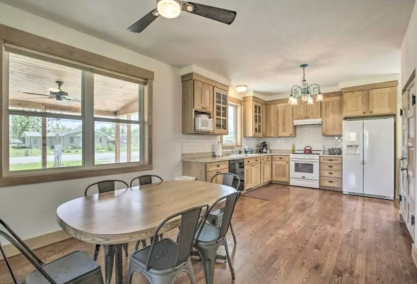 Idyllic Gem: Screened Porch, 1/2 Mi To River!