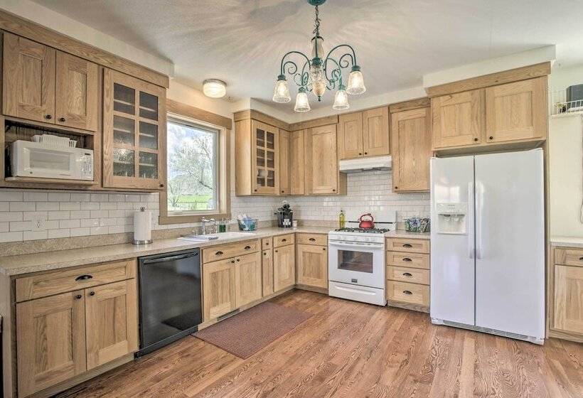 Idyllic Gem: Screened Porch, 1/2 Mi To River!