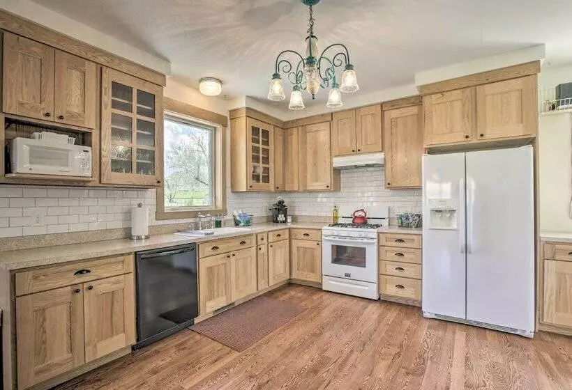 Idyllic Gem: Screened Porch, 1/2 Mi To River!