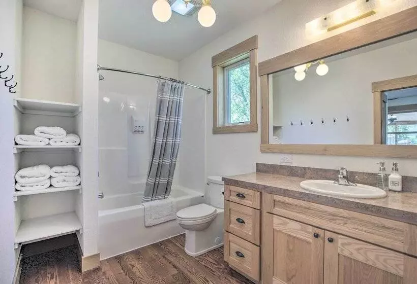 Idyllic Gem: Screened Porch, 1/2 Mi To River!