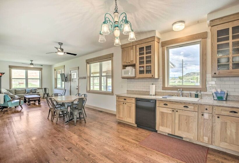 Idyllic Gem: Screened Porch, 1/2 Mi To River!