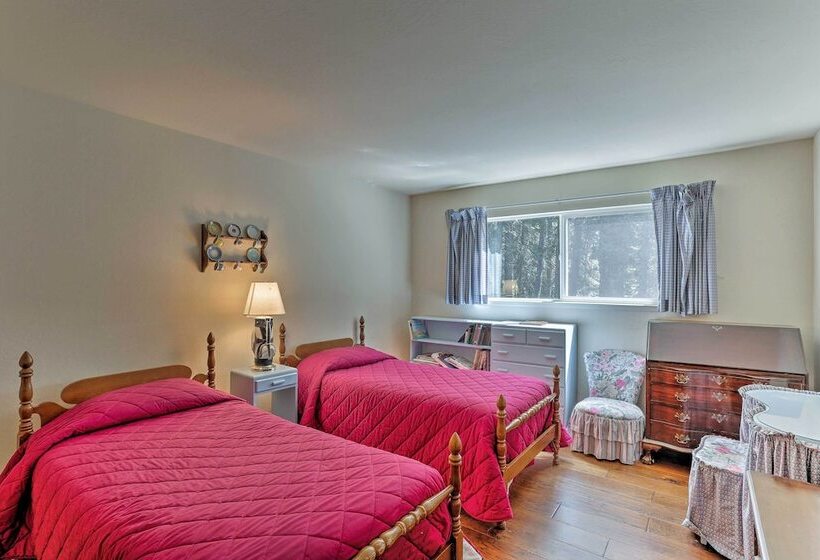 Lake Almanor Country Club Home W/ Views & Kayaks!