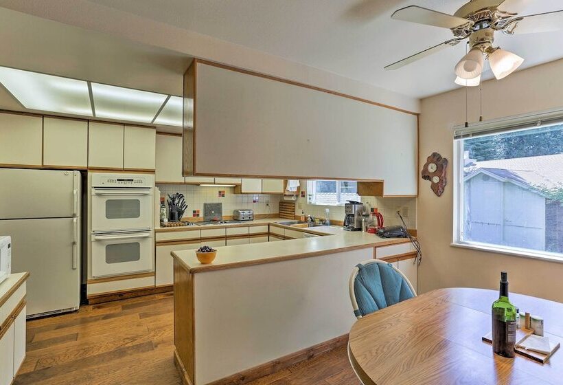 Lake Almanor Country Club Home W/ Views & Kayaks!