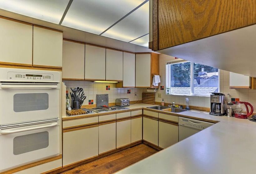 Lake Almanor Country Club Home W/ Views & Kayaks!