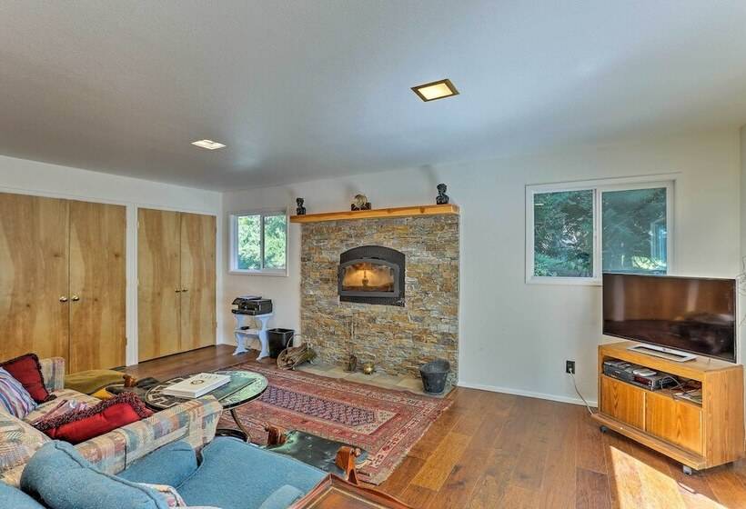 Lake Almanor Country Club Home W/ Views & Kayaks!