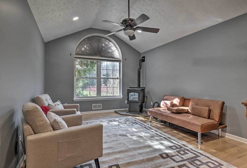 Long Pond Hideaway W/ Deck + Private Hot Tub!