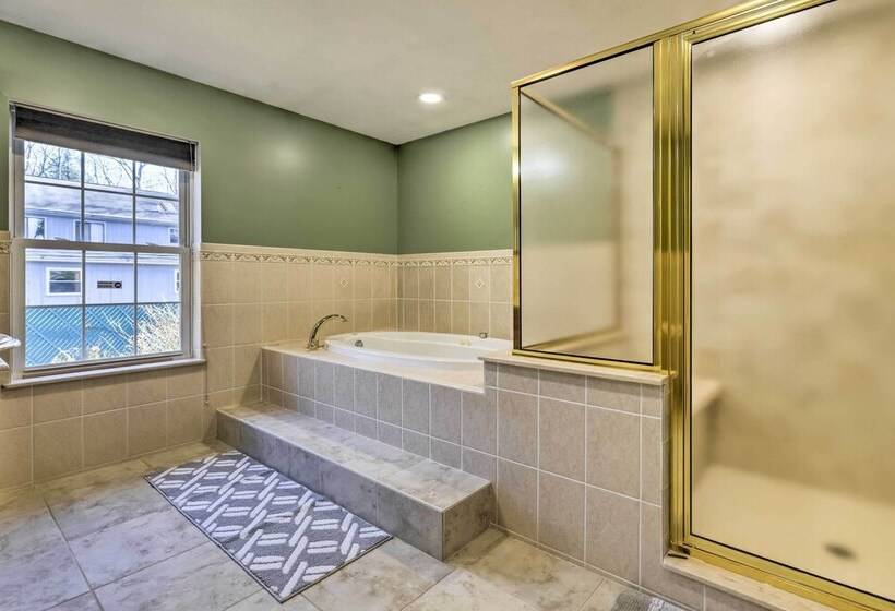 Long Pond Hideaway W/ Deck + Private Hot Tub!