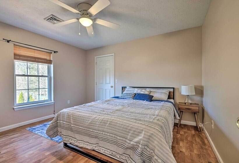 Long Pond Hideaway W/ Deck + Private Hot Tub!