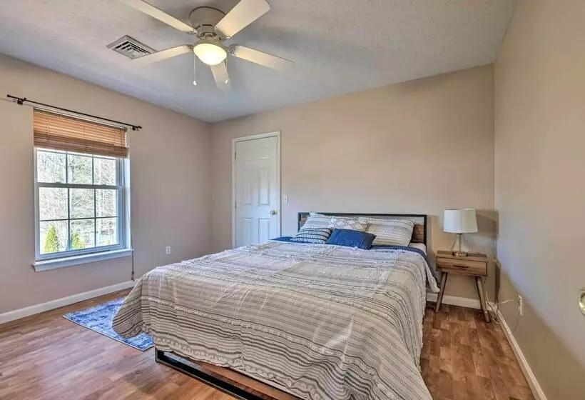 Long Pond Hideaway W/ Deck + Private Hot Tub!