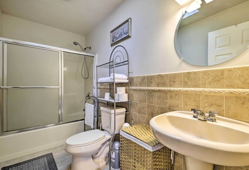 Long Pond Hideaway W/ Deck + Private Hot Tub!