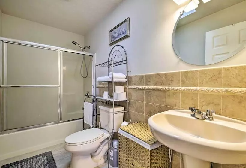 Long Pond Hideaway W/ Deck + Private Hot Tub!