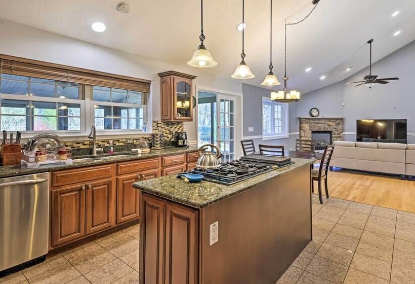 Long Pond Hideaway W/ Deck + Private Hot Tub!