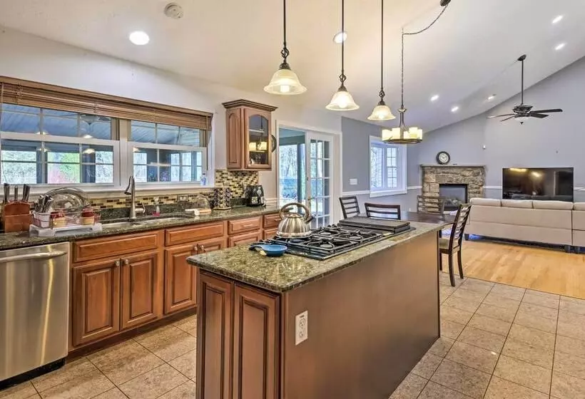 Long Pond Hideaway W/ Deck + Private Hot Tub!