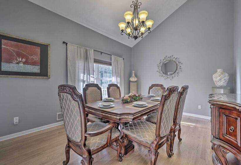 Long Pond Hideaway W/ Deck + Private Hot Tub!