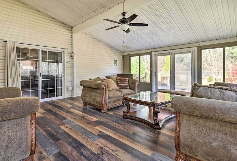 Long Pond Hideaway W/ Deck + Private Hot Tub!