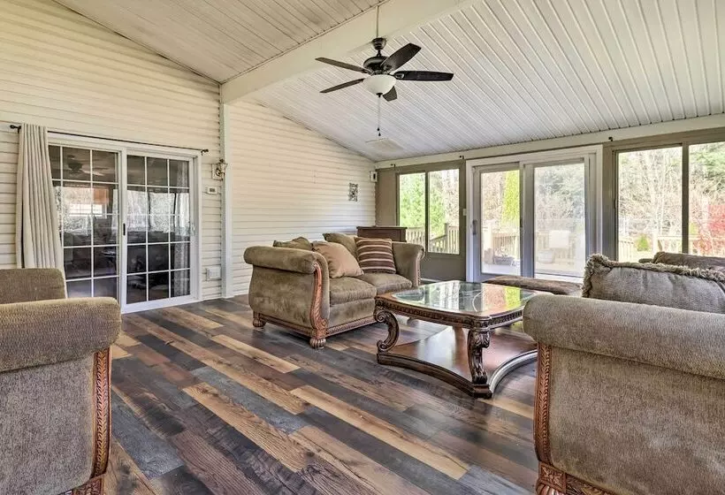 Long Pond Hideaway W/ Deck + Private Hot Tub!