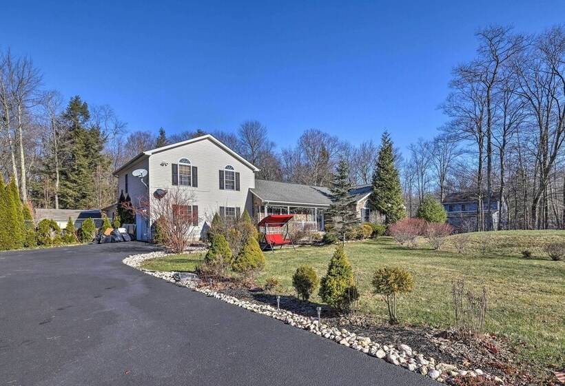 Long Pond Hideaway W/ Deck + Private Hot Tub!