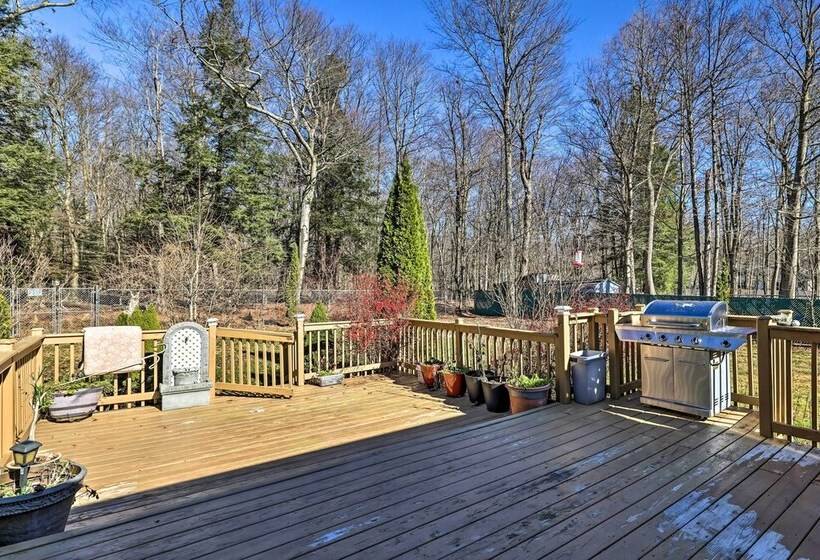 Long Pond Hideaway W/ Deck + Private Hot Tub!