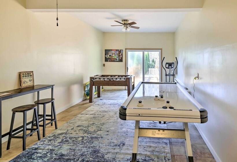 Long Pond Hideaway W/ Deck + Private Hot Tub!