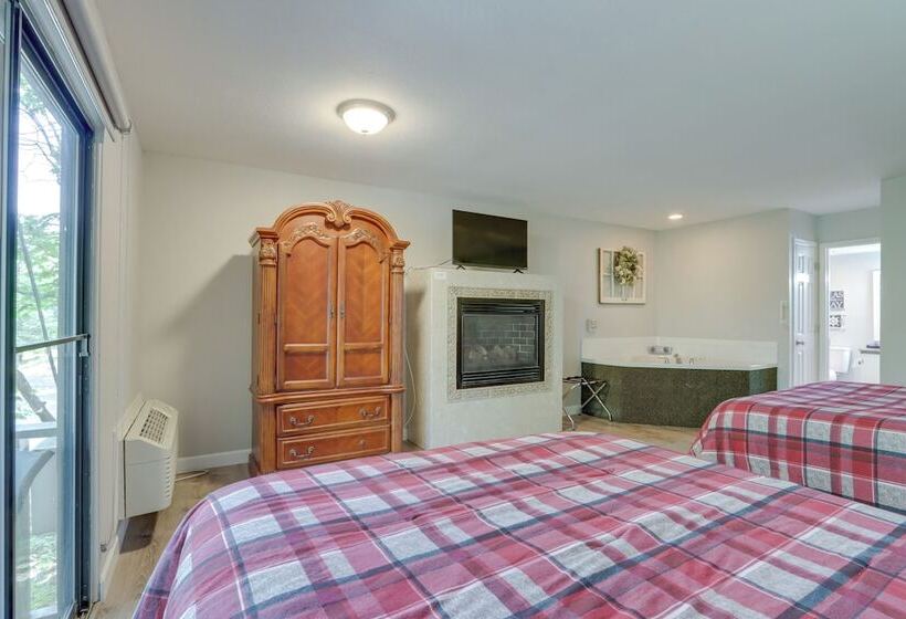 Fire Pit & Pool Access: Margaritaville Home!