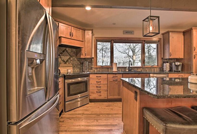 Mountaintop Wintergreen Resort Home W/ Deck, Views