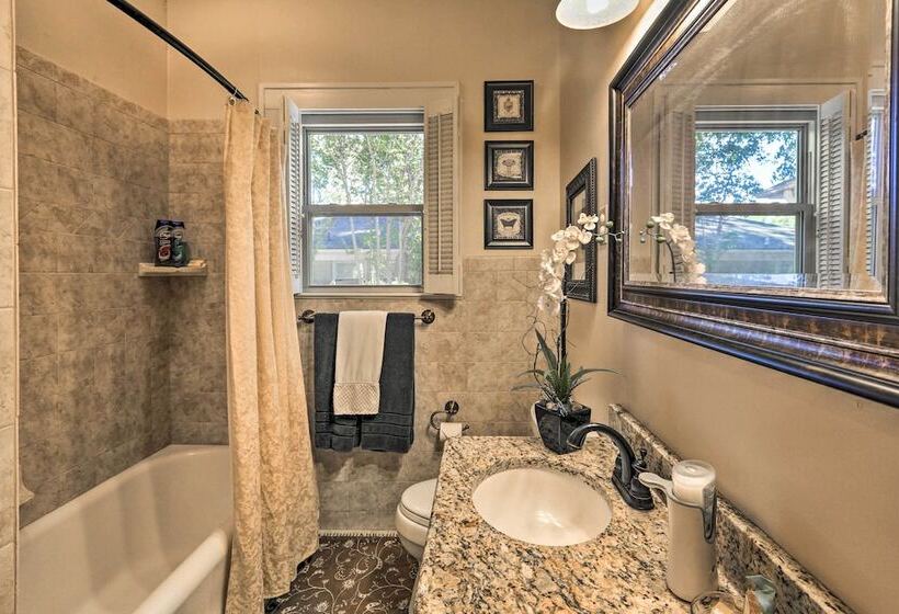 Walk To Midwestern State: Wichita Falls Cottage!