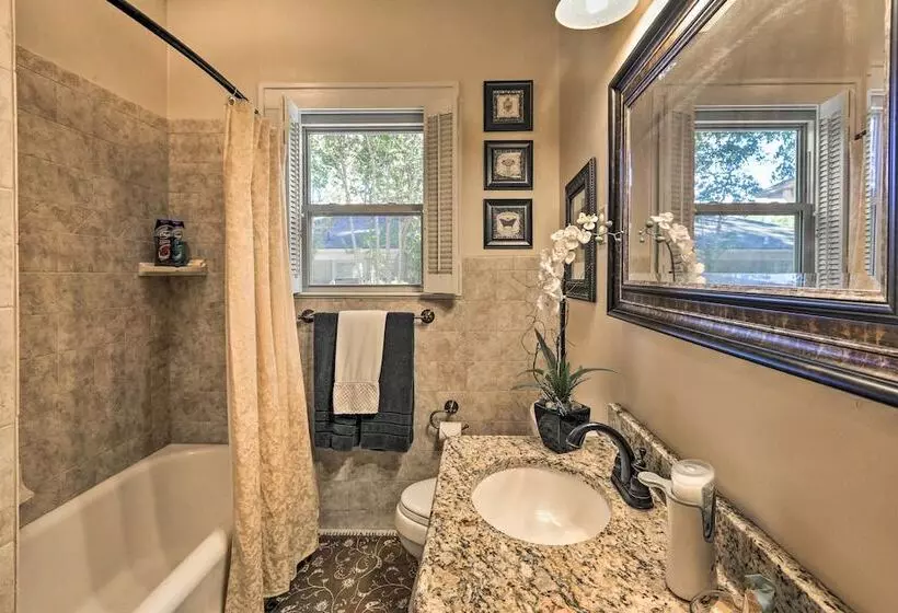 Walk To Midwestern State: Wichita Falls Cottage!