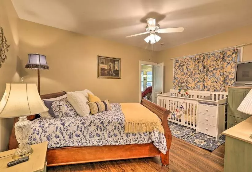 Walk To Midwestern State: Wichita Falls Cottage!