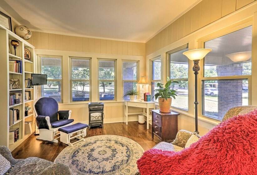 Walk To Midwestern State: Wichita Falls Cottage!