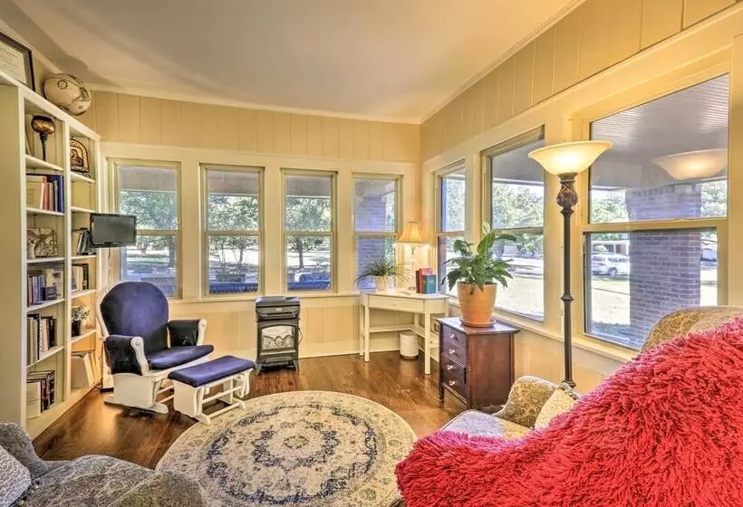 Walk To Midwestern State: Wichita Falls Cottage!