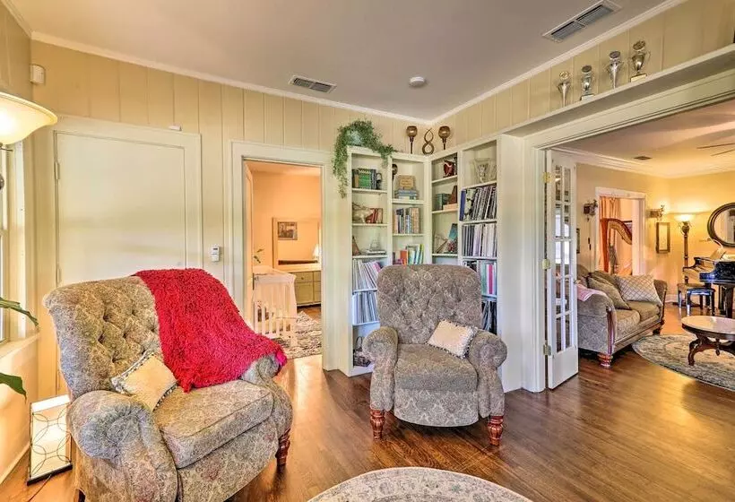 Walk To Midwestern State: Wichita Falls Cottage!